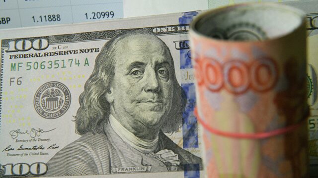 dollar-po-100-eksperty-ocenili-risk-obvala-rublja-460f8ef