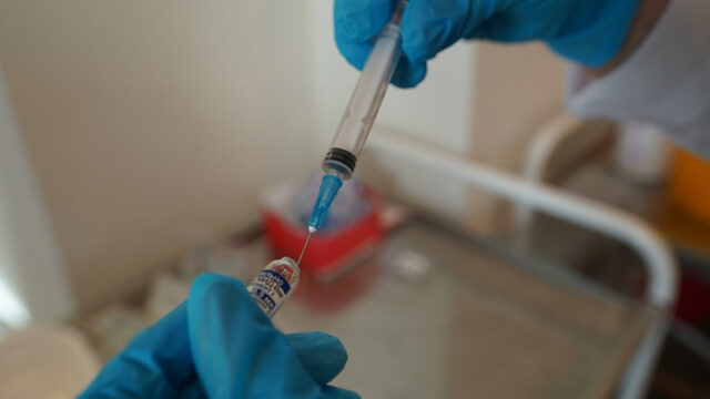uchenyj-ocenil-risk-vakcinirovannyh-tjazhelo-perenesti-omikron-shtamm-00130e3