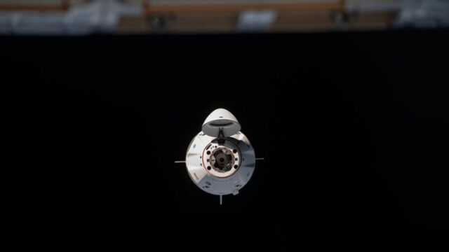 korabl-crew-dragon-s-ekipazhem-iz-chetyreh-chelovek-pristykovalsja-k-mks-3c38439