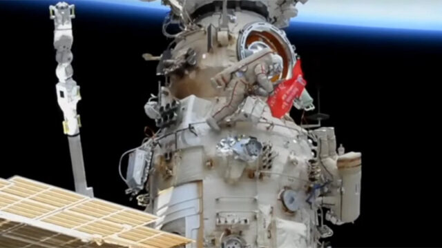 rossijskie-kosmonavty-razvernuli-v-kosmose-kopiju-znameni-pobedy-v-vov-51c8e6f