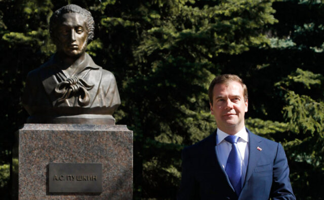 medvedev-obratilsja-k-zapadu-strokami-iz-stihotvorenija-pushkina-8d2114d