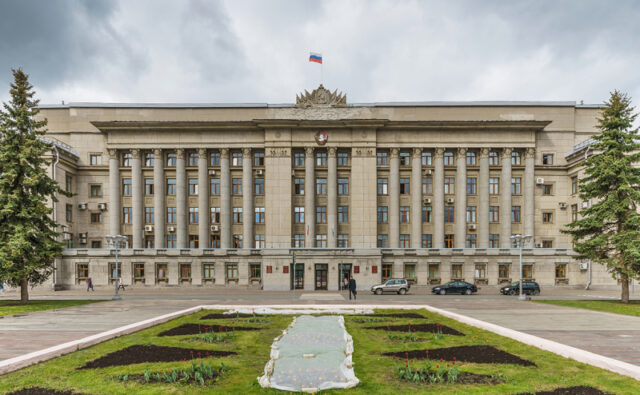 muzhchina-podzheg-sebja-v-kirove-u-zdanija-pravitelstva-3f8ac56