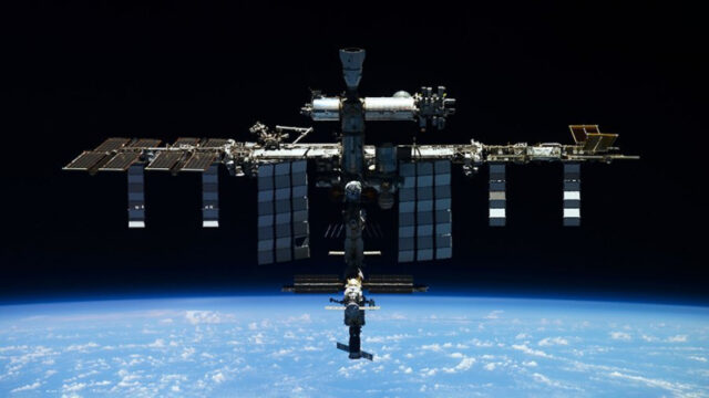 roskosmos-i-nasa-podpisali-soglashenie-o-perekrestnyh-poletah-na-mks-3a38346