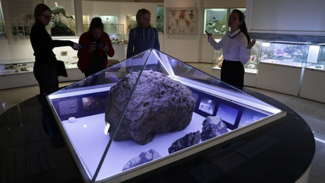 uchenye-nashli-neizvestnye-kristally-v-chasticah-cheljabinskogo-meteorita-3786b5e