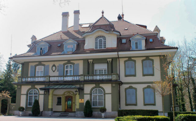 rossija-potrebovala-nakazat-oblivshih-kraskoj-cerkov-v-shvejcarii-867dde8