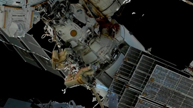kosmonavty-rf-prokopev-i-petelin-vyshli-v-otkrytyj-kosmos-6fa31bf