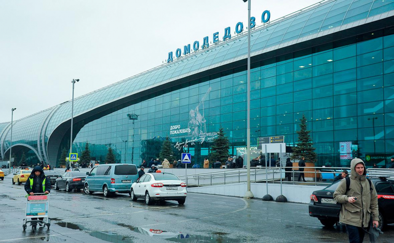 
                    Пуля попала в пассажирский самолет при посадке в аэропорту Бейрута

                