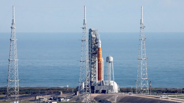 raketa-sls-startovala-s-kosmodroma-v-ssha-v-ramkah-lunnoj-missii-artemis-eb159a2