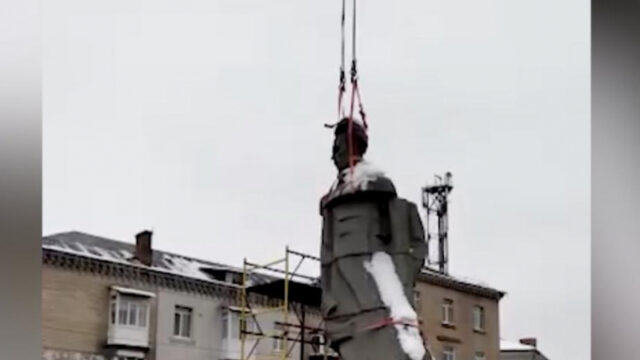 na-ukraine-demontirovali-pamjatniki-suvorovu-i-nikolaju-ostrovskomu-911a945