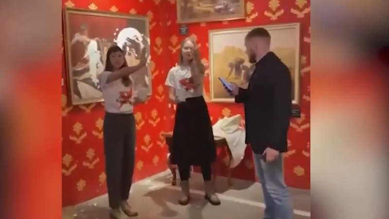 
                    В Петербурге активистки облили кремом копию картины Бэнкси &laquo;Венера&raquo;

                