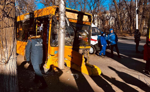 v-saratove-avtobus-vrezalsja-v-stolb-postradali-11-chelovek-c962444