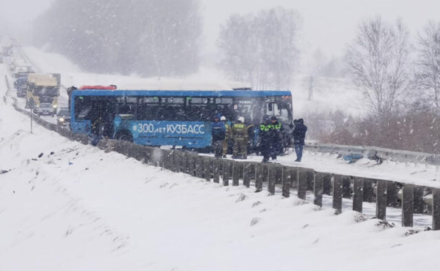 pjat-chelovek-pogibli-v-dtp-s-avtobusom-v-kemerovskoj-oblasti-4bfa80d