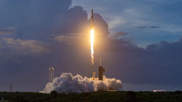 spacex-zapustila-raketu-nositel-falcon-9-s-51-sputnikom-seti-starlink-c1681cd