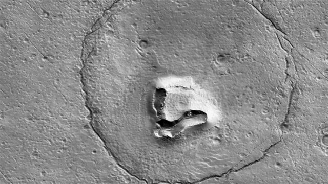 sputnik-nasa-sfotografiroval-na-marse-medvezhju-mordu-87ca299