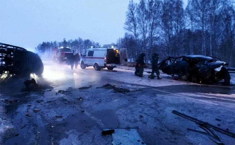
                    На МКАД опрокинулся грузовик с цистерной и залил проезжую часть

                