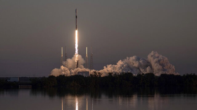 spacex-zapustila-raketu-nositel-s-49-sputnikami-seti-starlink-9969780