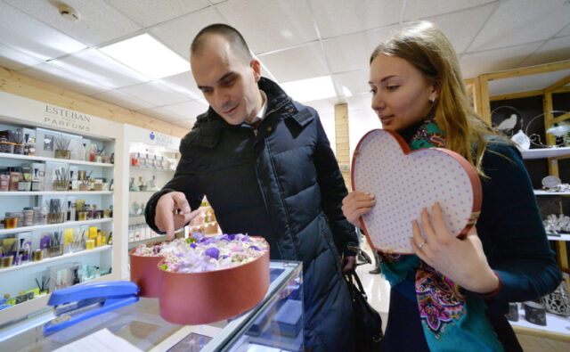 vdvoe-bolshe-rossijan-v-etom-godu-reshili-prodlit-otdyh-na-23-fevralja-d2c7f61