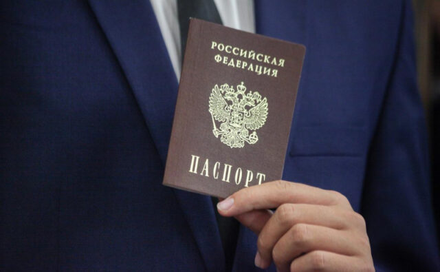 mid-poluchil-obrashhenie-moskalkovoj-o-vydache-pasportov-rossii-za-rubezhom-fe4a573