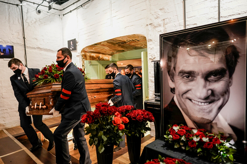 
                    На Миусском кладбище поставили памятник Валерию Гаркалину

                