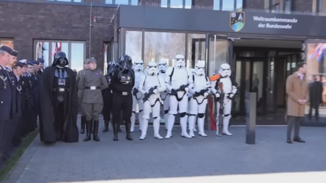 v-germanii-na-otkrytie-shtaba-kosmicheskih-sil-prishel-dart-vejder-60eb58f