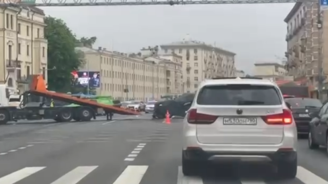 kadry-s-mesta-avarii-aurus-v-centre-moskvy-video-2a513fa