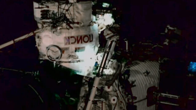 kosmonavty-pristupili-k-vyhodu-v-otkrytyj-kosmos-dlja-perenosa-shljuzovoj-kamery-0d8e6ec