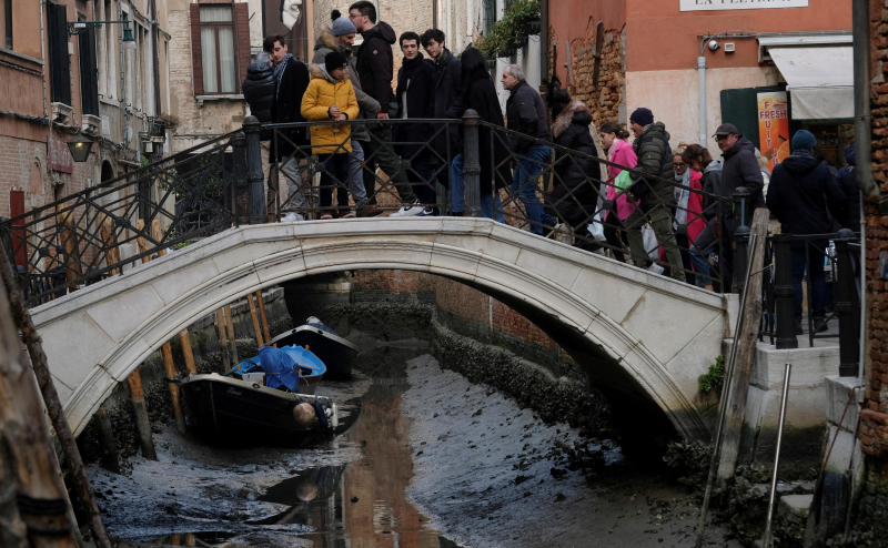 
                    Вода в Гранд-канале в Венеции окрасилась в зеленый цвет

                