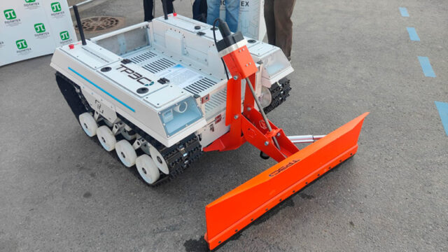 inzhenery-iz-peterburga-sozdali-robota-s-funkcijami-kombajna-i-kommunalnoj-mashiny-ca7f1c9