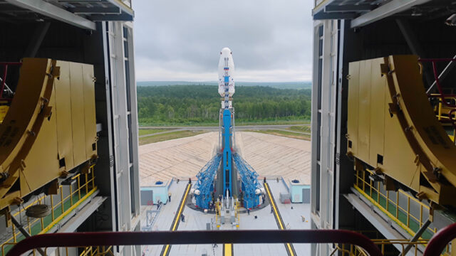 raketu-nositel-so-sputnikom-meteor-m-ustanovili-na-startovyj-stol-43edd27