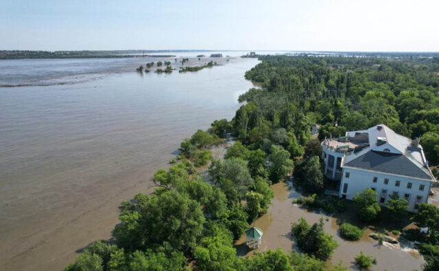 spasatelej-mchs-otpravili-v-novuju-kahovku-posle-razrushenija-plotiny-ges-5408e9b