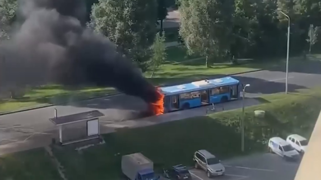 v-moskve-na-doneckoj-ulice-zagorelsja-avtobus-620d76d
