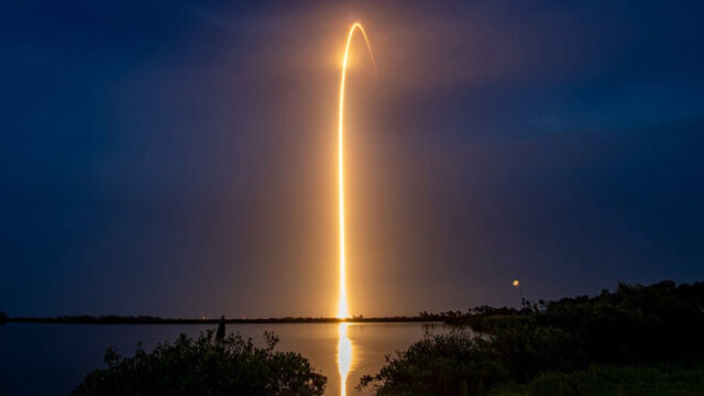raketa-nositel-falcon-9-vyvela-na-orbitu-22-sputnika-starlink-796c4e6