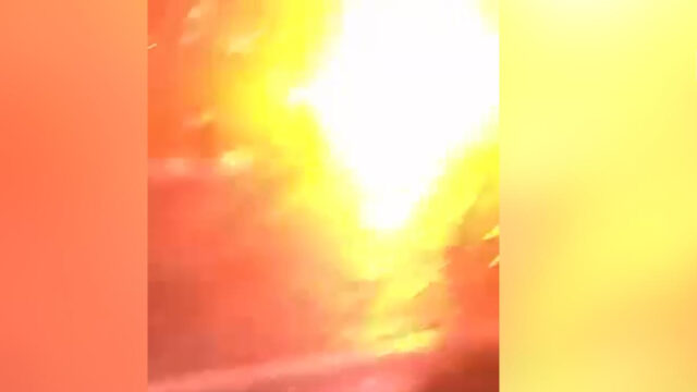 v-kolomne-molnija-udarila-po-spasajushhimsja-ot-grozy-ljudjam-video-21fd171
