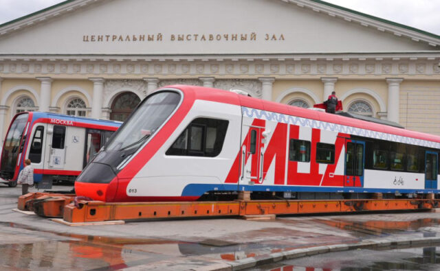 vagon-sovremennogo-poezda-ivolga-30-dostavili-v-centr-moskvy-5348855