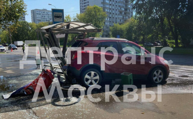 v-burjatii-muzhchiny-proehalis-na-kapote-mashiny-na-skorosti-pochti-130-kmch-e30f65c