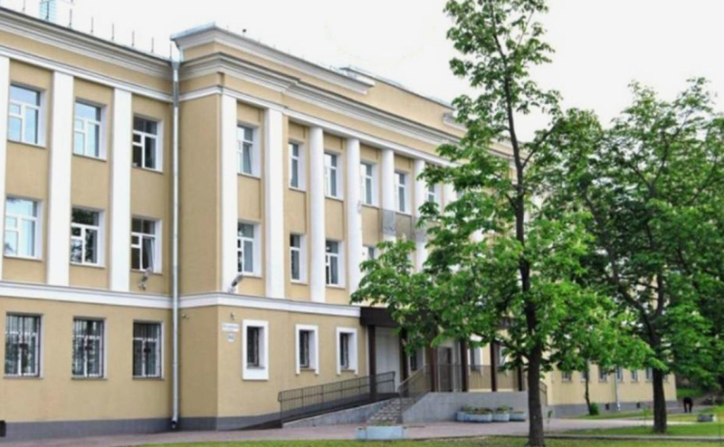 
                    В Екатеринбурге объяснили массовое увольнение педагогов из одной школы

                