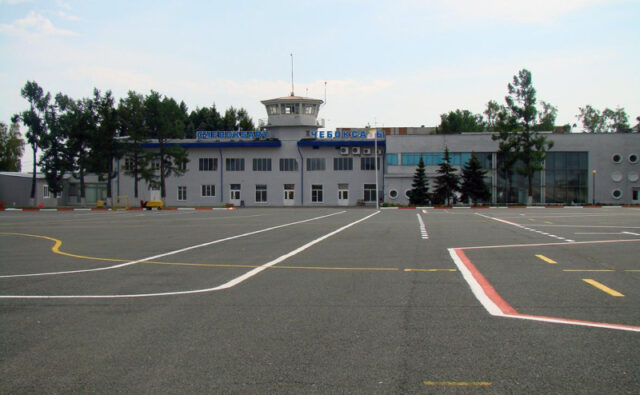 v-aeroportu-cheboksar-parashjutistka-prizemlilas-pered-vyletajushhim-samoletom-72bed3a