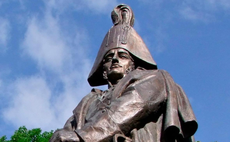 
                    В Омске облили краской памятник адмиралу Колчаку

                