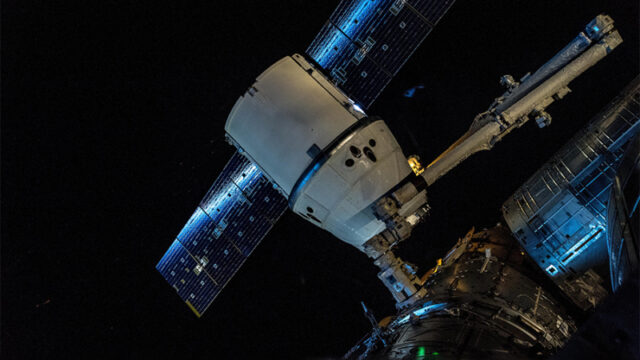 nasa-v-pjatyj-raz-pereneslo-otstykovku-ot-mks-korablja-cargo-dragon-a726785