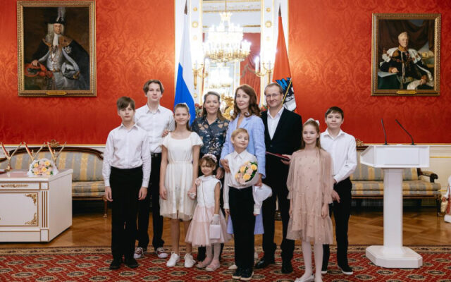 rakova-nagradila-laureatov-premii-krylja-aista-dlja-priemnyh-semej-50a9646