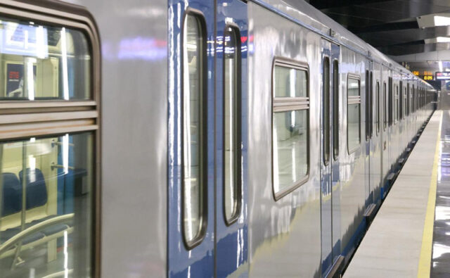 v-moskve-na-fioletovoj-vetke-metro-chelovek-upal-na-puti-9e4fec2