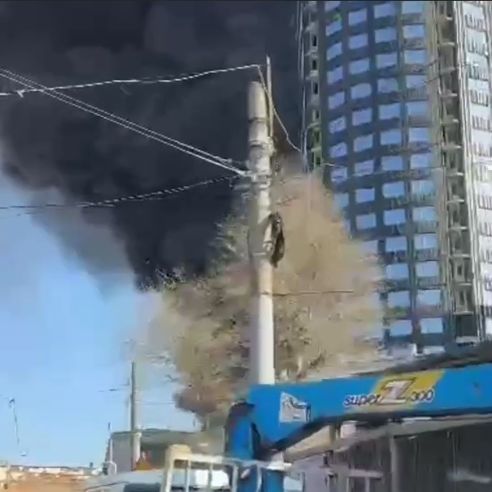 vo-vladivostoke-zagorelsja-strojashhijsja-zhiloj-kompleks-4f89db2