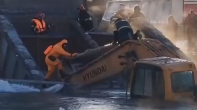 v-belorussii-ekskavator-s-mashinistom-ushel-pod-vodu-vmeste-s-chastju-mosta-756ead4