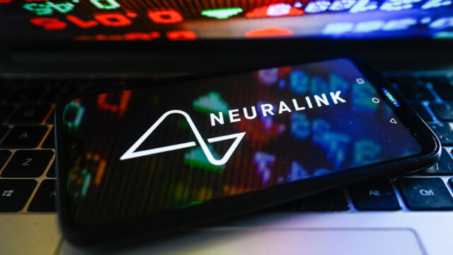mask-zajavil-chto-chelovek-s-neuralink-smog-upravljat-kompjuternoj-myshju-myslju-708a982