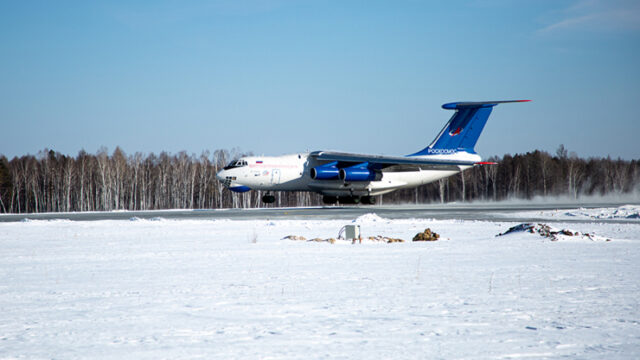 v-aeroportu-kosmodroma-vostochnyj-prizemlilsja-pervyj-gruzovoj-samolet-319c954