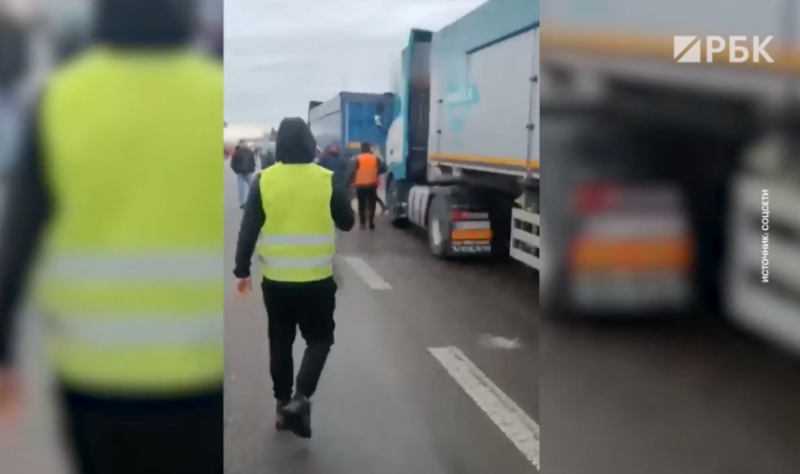 
                    В США пассажира, пытавшегося открыть дверь в полете, обездвижили скотчем

                