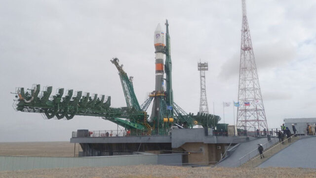 raketu-nositel-so-sputnikom-dzz-resurs-p-4-ustanovili-na-startovyj-stol-bajkonura-d45fdc6