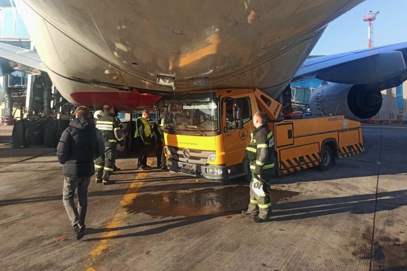 
                    В Домодедово водовоз повредил самый большой пассажирский самолет в мире

                