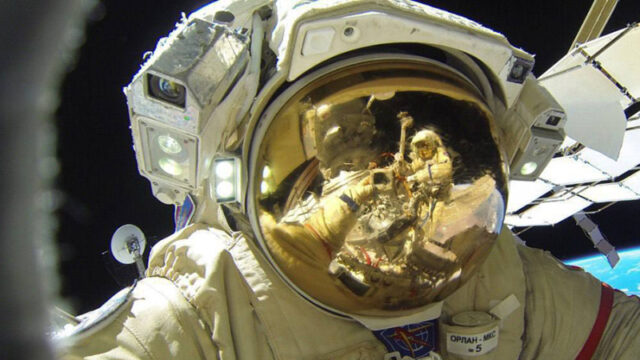 kosmonavt-kononenko-opublikoval-selfi-v-otkrytom-kosmose-6ebf84c