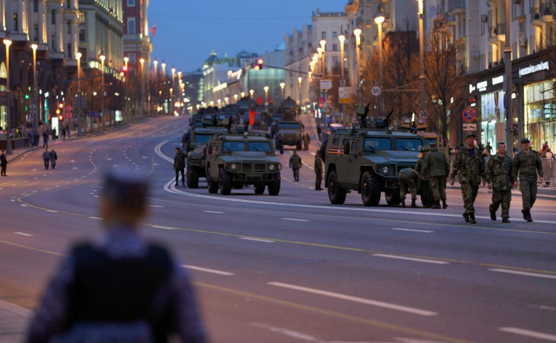 МЧС предупредило москвичей о сильном ветре до 17 м/с